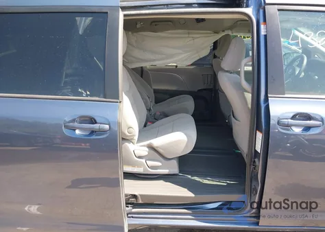 2017 Toyota Sienna Le 8 Passenger z USA, uszkodzony, nr VIN 5TDKZ3DC0HS771524